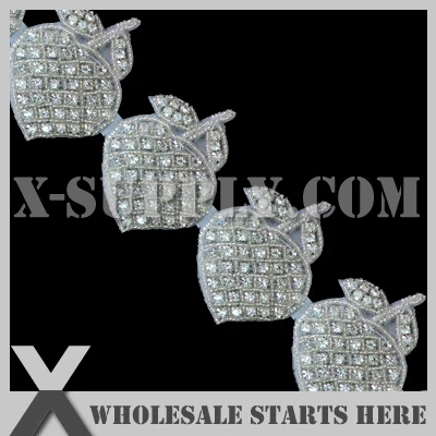 Клубника с украшением в виде кристаллов со стразами аппликацией свадебное