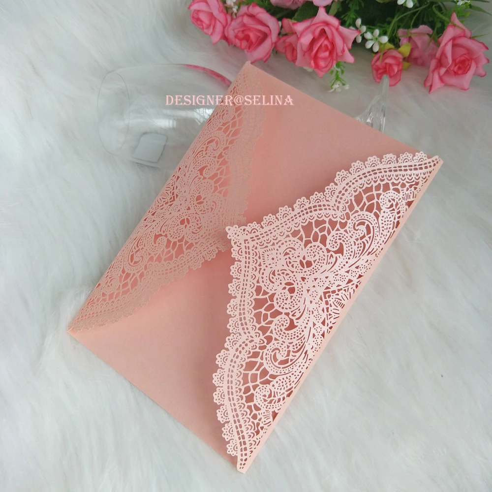 Розовые кружевные приглашения Quinceanera с индивидуальным цветовым принтом и белой