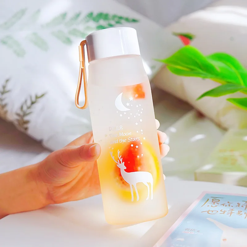 Orange 560 мл бутылки для воды с рисунком оленя с веревкой, BPA бесплатно, Мультяшные переносные, для путешествий, спорта, небьющиеся бутылки для подарков - Цвет: Orange