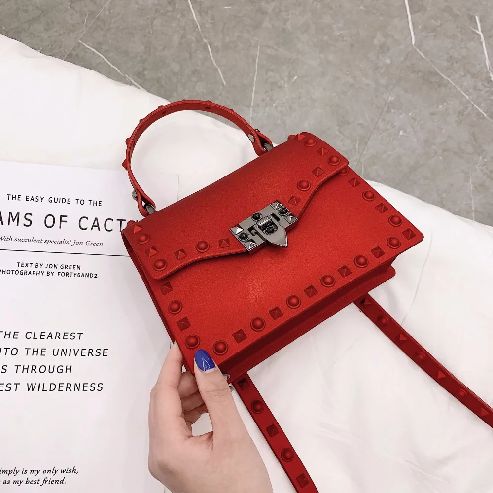 Женские сумки из ПВХ с жесткими заклепками, новинка, черные, красные, зеленые, яркие цвета, для молодых девушек, сумки на одно плечо, Брендовые женские сумки через плечо