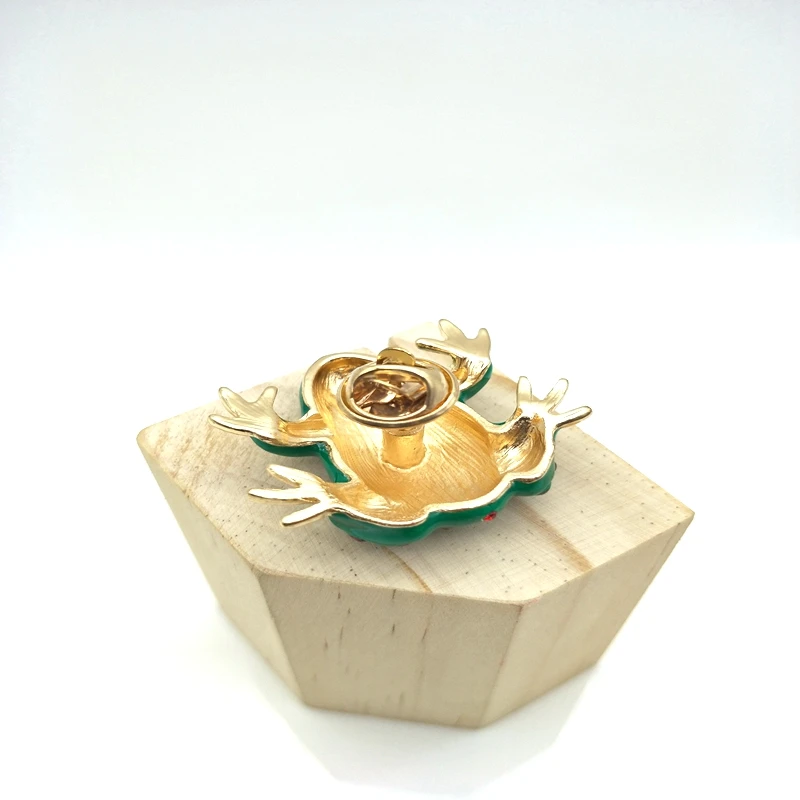 2017 unique lovely golden frog shape carved with shining rhinestone brooch female gift collar pin | Украшения и аксессуары