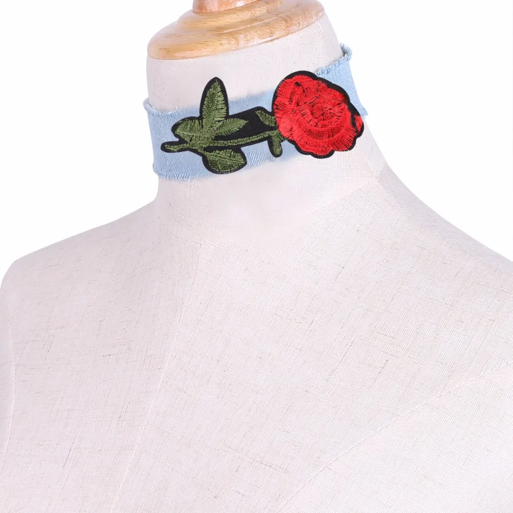 Новинка 2017 года колье чокер в стиле бохо светло голубого цвета с вышитыми розами