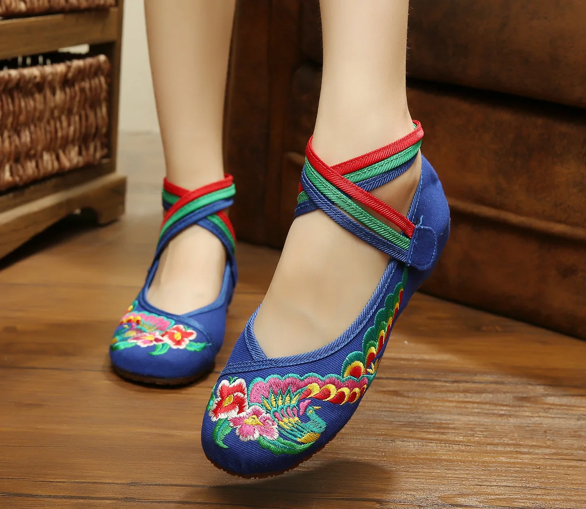 Яркие вышитые тапочки в национальном старинном китайском пекинском стиле с