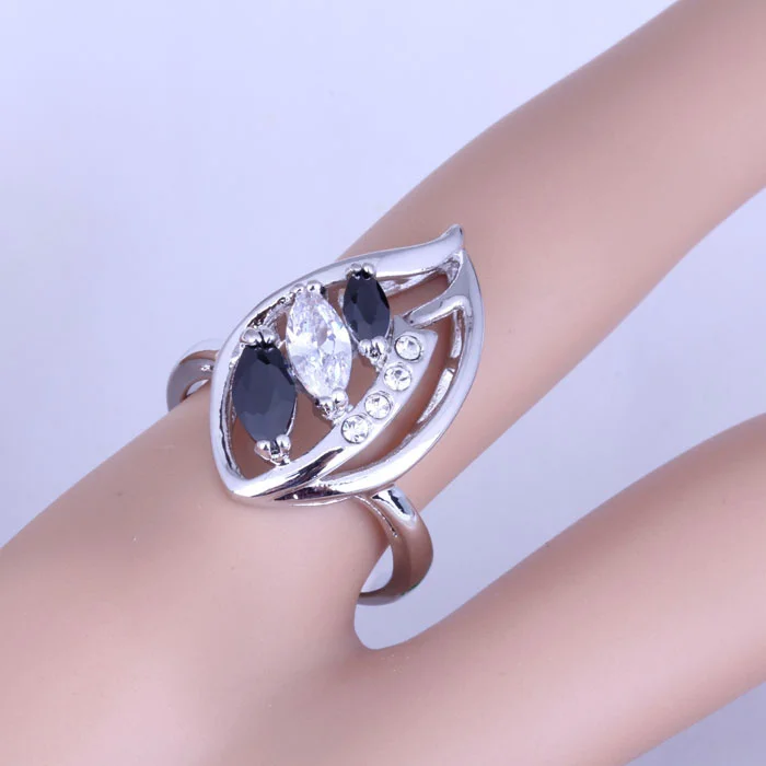 Женское кольцо с черным искусственным ониксом серебряного цвета фианитом Размер