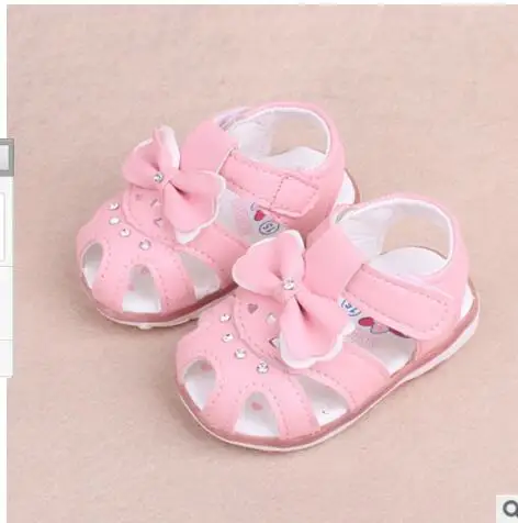 Новинка лета 2018 корейские детские сандалии с бабочками стразами на плоской