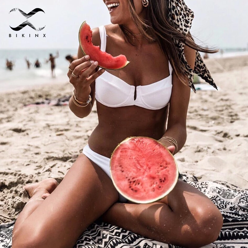 Женский купальник Bikinx красный с пуш апом и глубоким треугольным