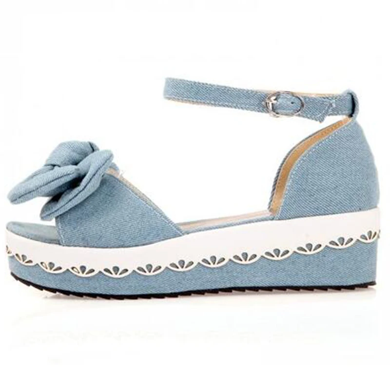 Летние женские босоножки из джинсовой ткани на устойчивой танкетке с бантом