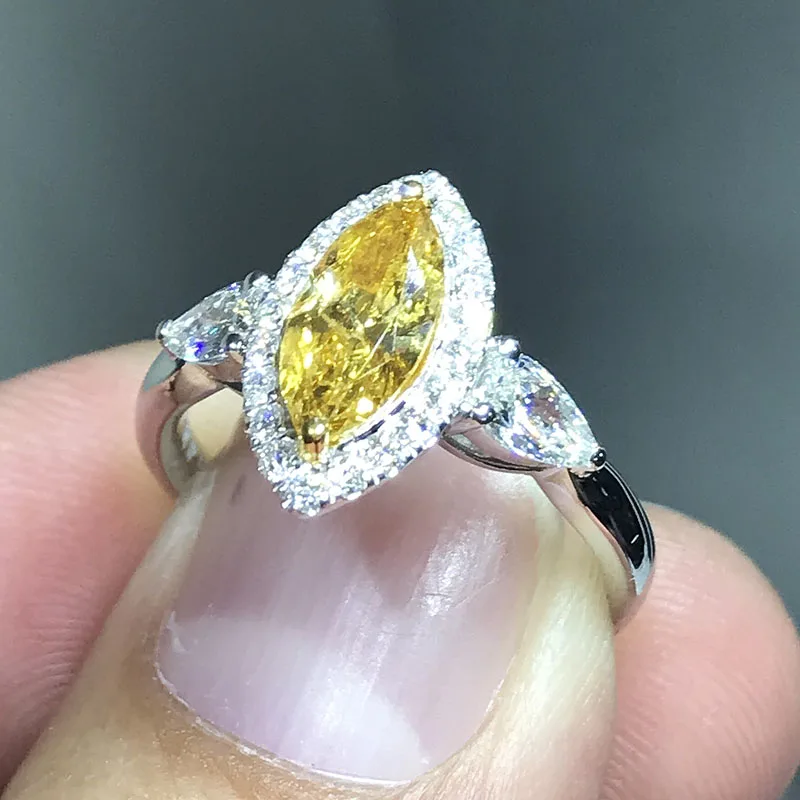 Кольцо с бриллиантом 18K 750Au цвет золото желтый Муассанит D национальным