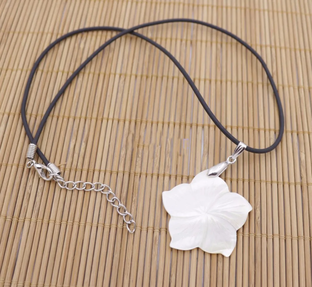 38mm Shell Flower White Mother of Pearl Black Rubber Rope Pendant 18&quot Long | Украшения и аксессуары
