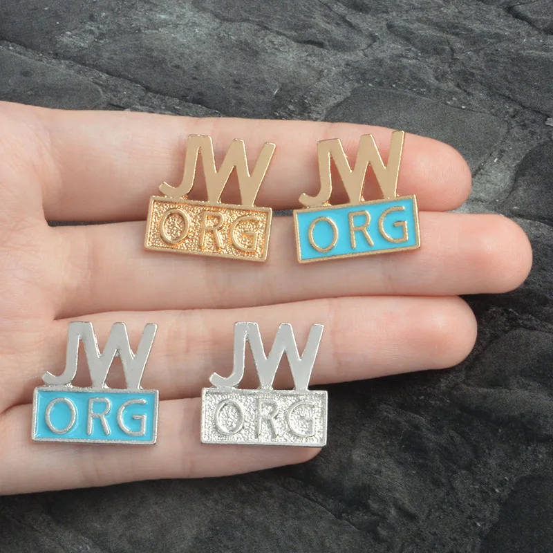 Четырехцветная брошь JW ORG в виде букв основе которой лежат библейские верования