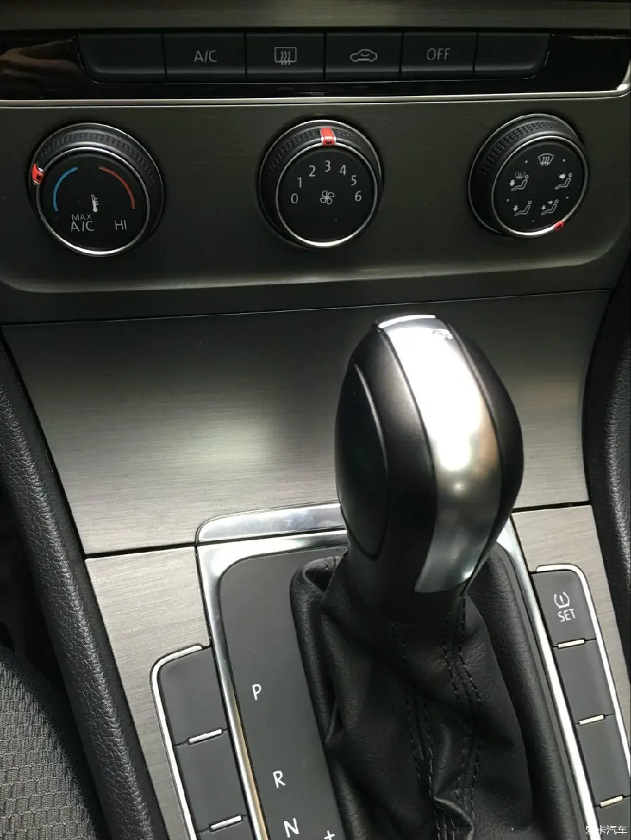 Коробка для хранения центральной приборной панели VW golf 7 коробка мелочей с