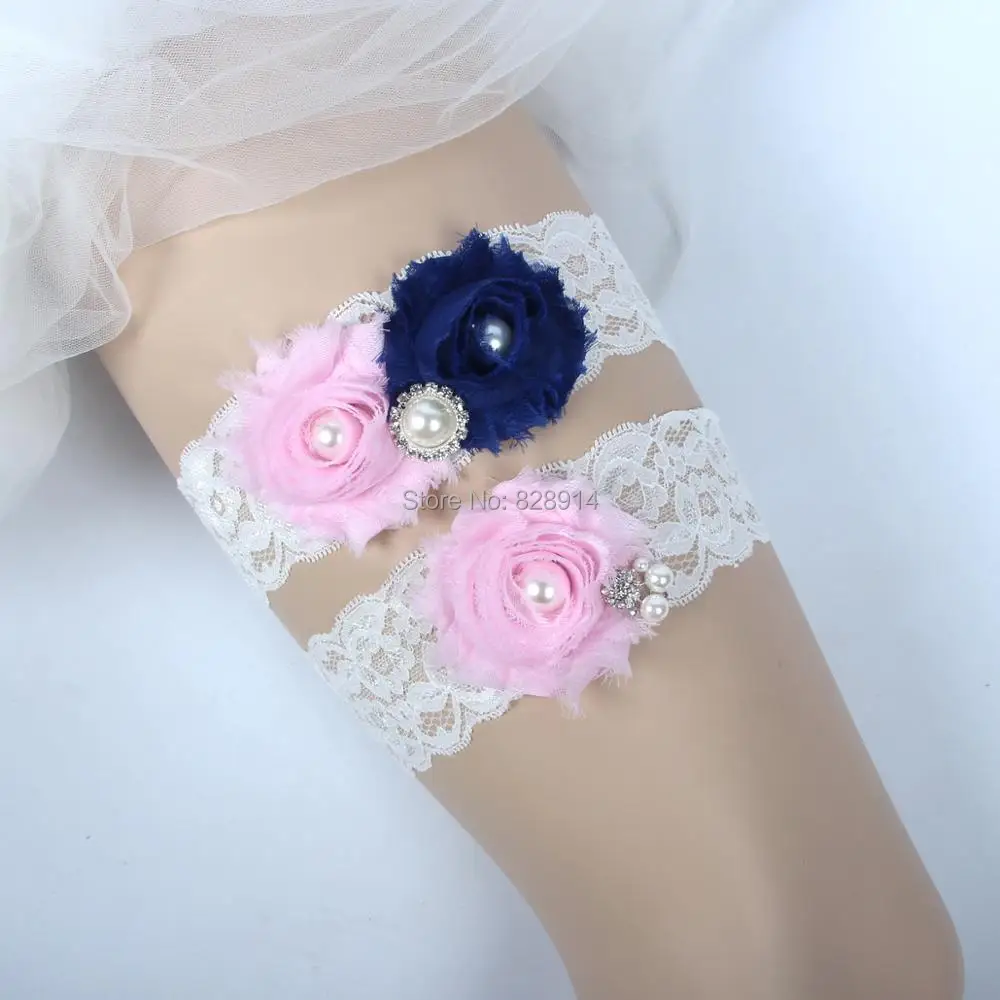 Свадебная подвязка с кружевной отделкой розового и темно синего цвета потертыми