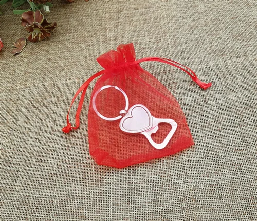 red Organza packing 50x гравировка индивидуальный Свадебный «любящее сердце» брелок открывалка для бутылок в виде футбольного мяча на цепочке персонализированные Свадебный подарок сувенир - Цвет: red Organza packing