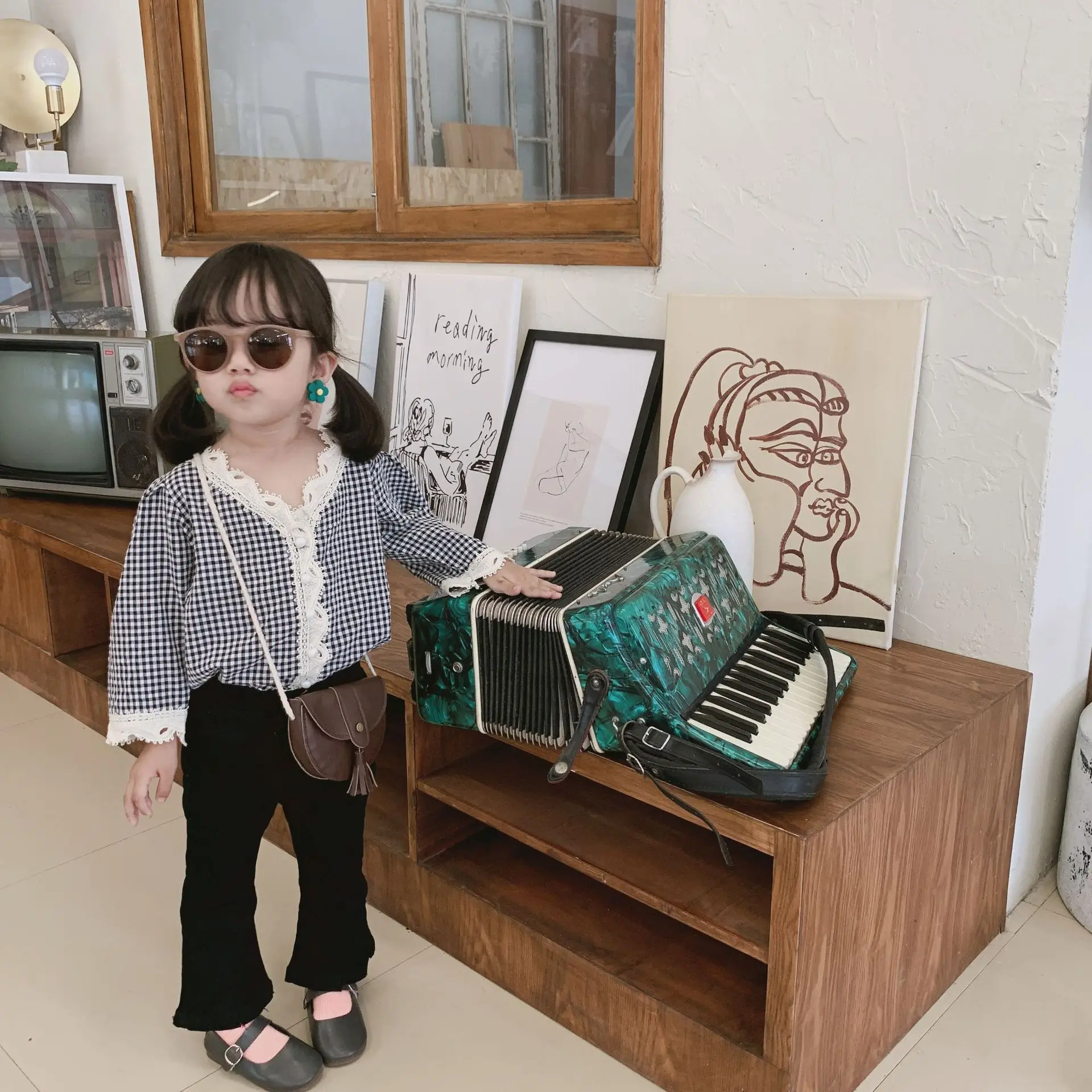 Lace Pearl Button Shirt for Infant Baby Cotton Bubble Lattice Fabric Girls Cotton Blouses Outfit Lace V Collar Chidlren Blouses - Цвет: black