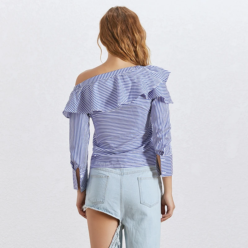 Женская блузка в полоску TWOTWINSTYLE белая с открытыми плечами воротником-косами