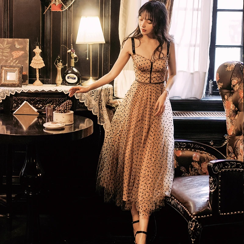 Женское платье на бретельках длинное вечернее средней длины с блестками и