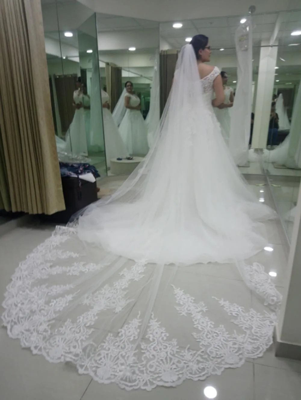 Кружевная свадебная вуаль однослойная длиной 4 м с гребнем свадебные