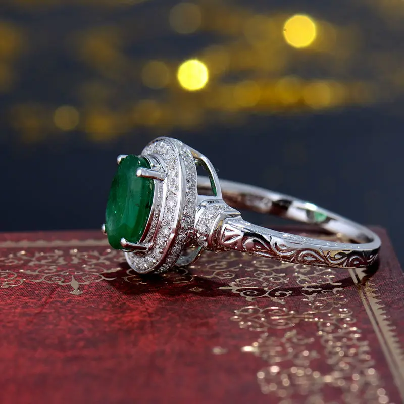 Кольца из белого золота с изумрудами и бриллиантами 14 к овальной огранки 7x9 мм