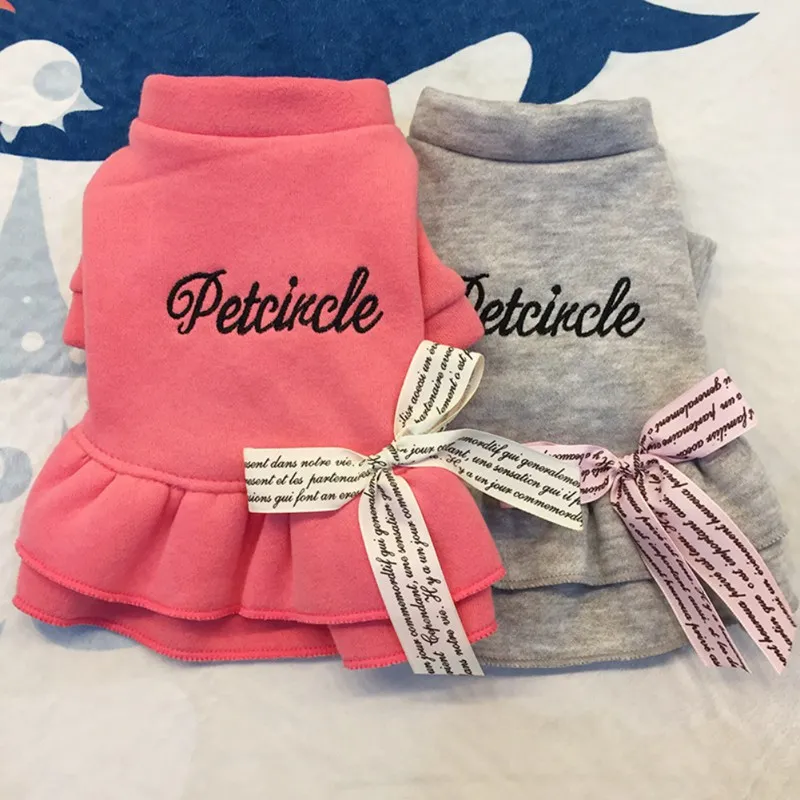 Осенне-зимнее теплое платье для собак кошек пальто с буквенным принтом и бантом
