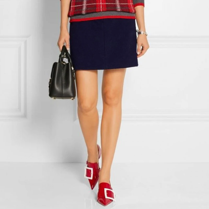 Туфли лодочки с красной пряжкой на не сужающимся книзу массивном каблуке из