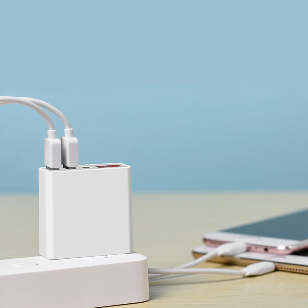 Умное зарядное устройство с цифровым дисплеем и тремя USB портами портативное