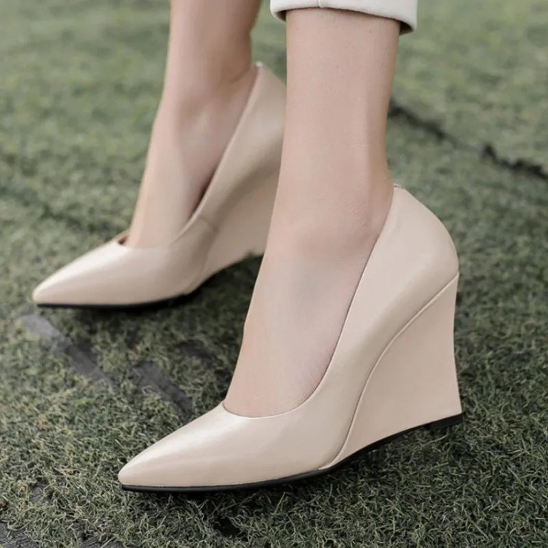 Туфли лодочки женские из натуральной кожи на высоком каблуке с острым