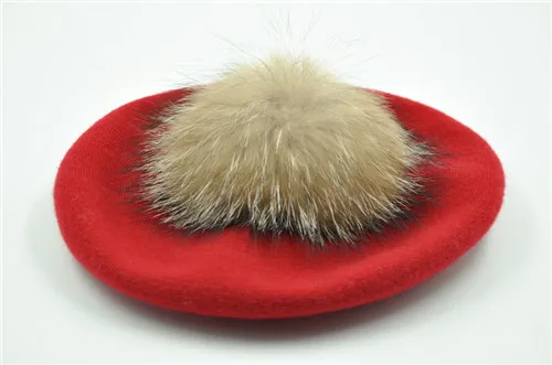 Red natural fur Женский берет, шапка с натуральным большим меховым помпоном, Зимний вязаный шерстяной берет, натуральный мех енота, шапка с помпоном, одноцветная, высокое качество, женский берет - Цвет: Red natural fur