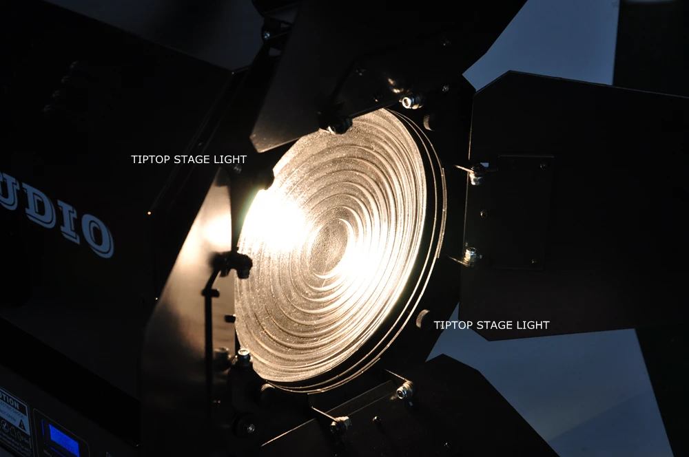 

Gigertop TP-020 400W CW/WW Led Zoom Studio Light White Color Manual Focus Heat Pipe Cooling System 4 Dimmer Curves 3 Channels