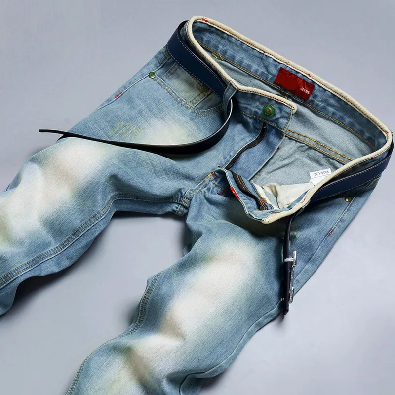 Голубые джинсы мужчины носят белые джинсовые брюки длинные стройные корейских