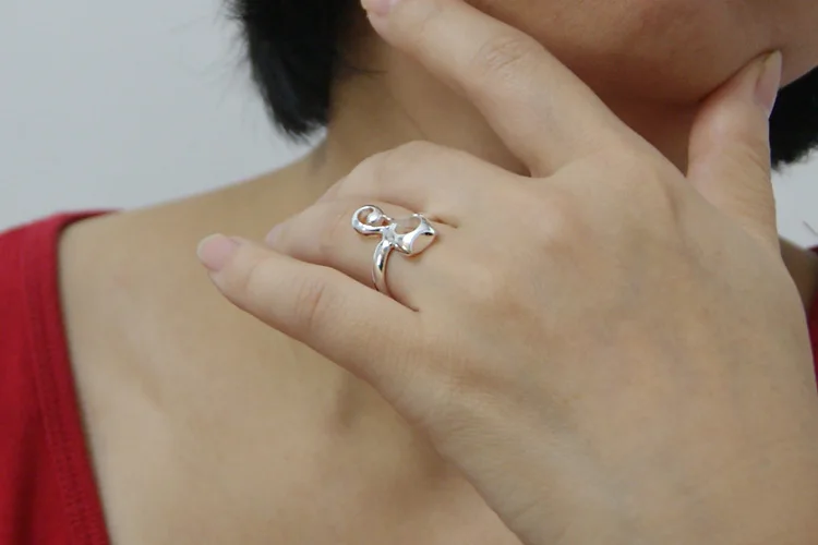 Открытое кольцо в форме милых кошек с сердечками серебристое модное милое для