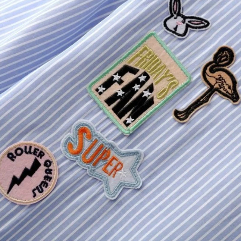 Модные женские рубашки в полоску с узелком на подоле украшенные нашивками блузка