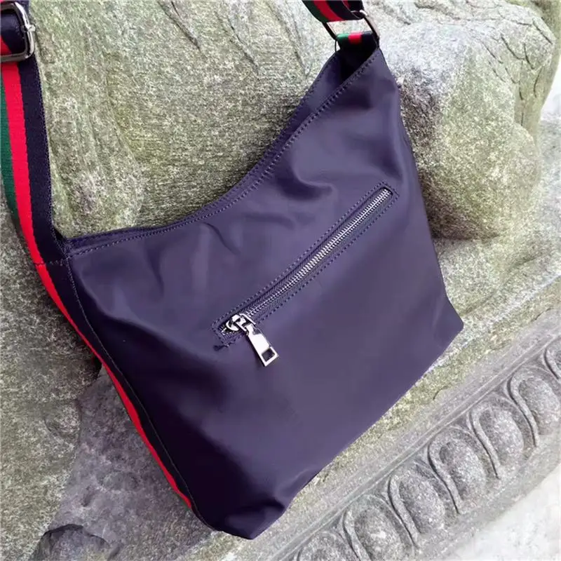 Сумка мессенджер Женская на плечо модный саквояж кросс боди из легкого Нейлона