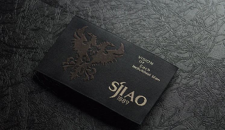 Отдельный отрезок в сложенном виде этикеток для одежды на заказ от частного