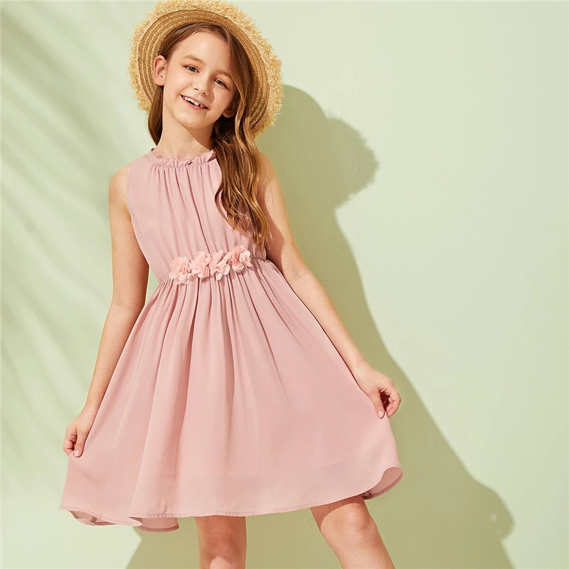 SHEIN Kiddie/милое однотонное платье с аппликацией на талии и оборками для детей; коллекция года; летние детские платья без рукавов в стиле бохо; пляжные Расклешенные платья