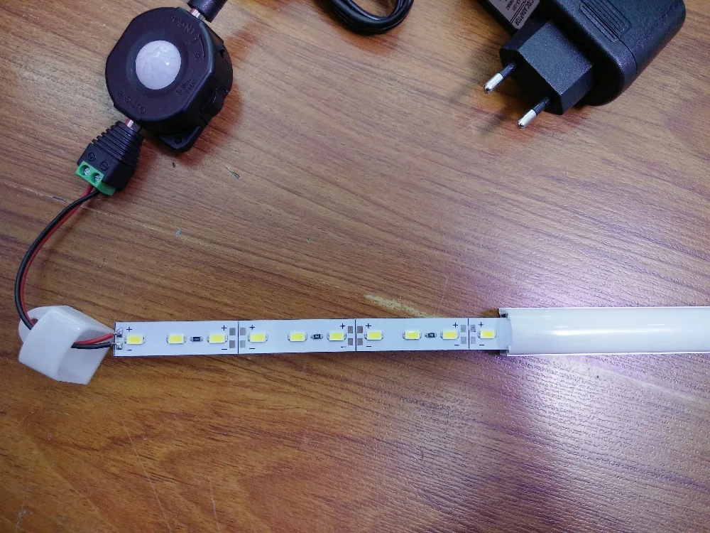 Светодиодный светильник s SMD5630 с перезарядкой 12 в пост. Тока белый/теплый белый/4000