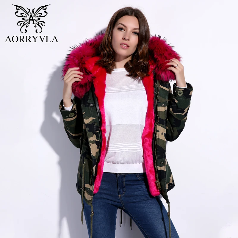 AORRYVLA новые зимние женское куртки модные камуфляжные цвет короткие парки сшита из Хлопок ткани и утеплена хорошим искусственная кролика меха На капюшоне густой мех енота