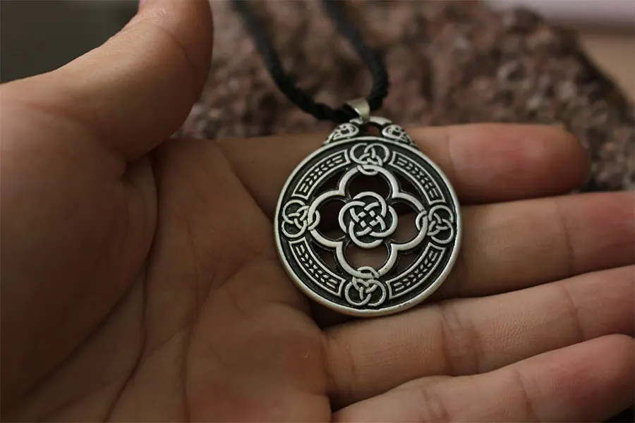 Оптовая продажа 1 шт. ожерелье с подвеской в виде банта воина Quatrefoil защитные