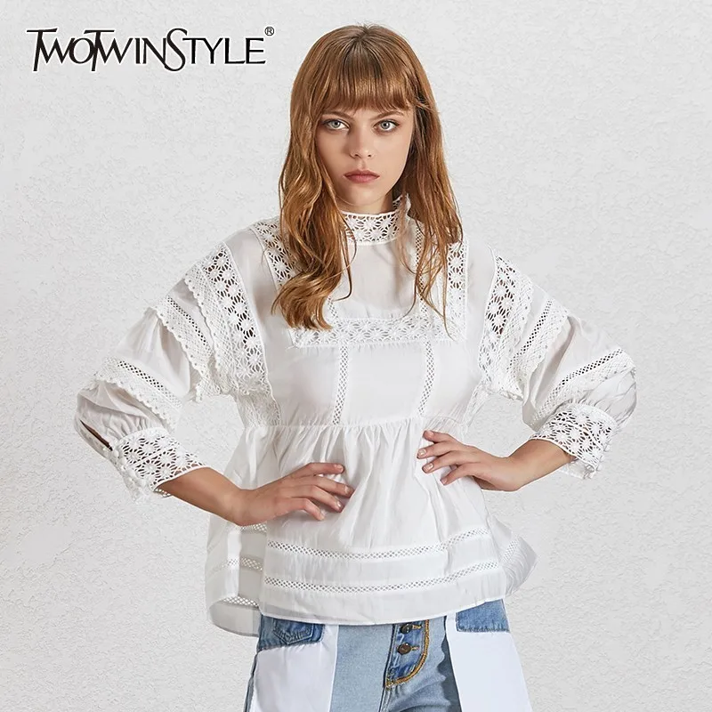 Женская блузка TWOTWINSTYLE белая Свободная с рукавом фонариком и стоячим воротником