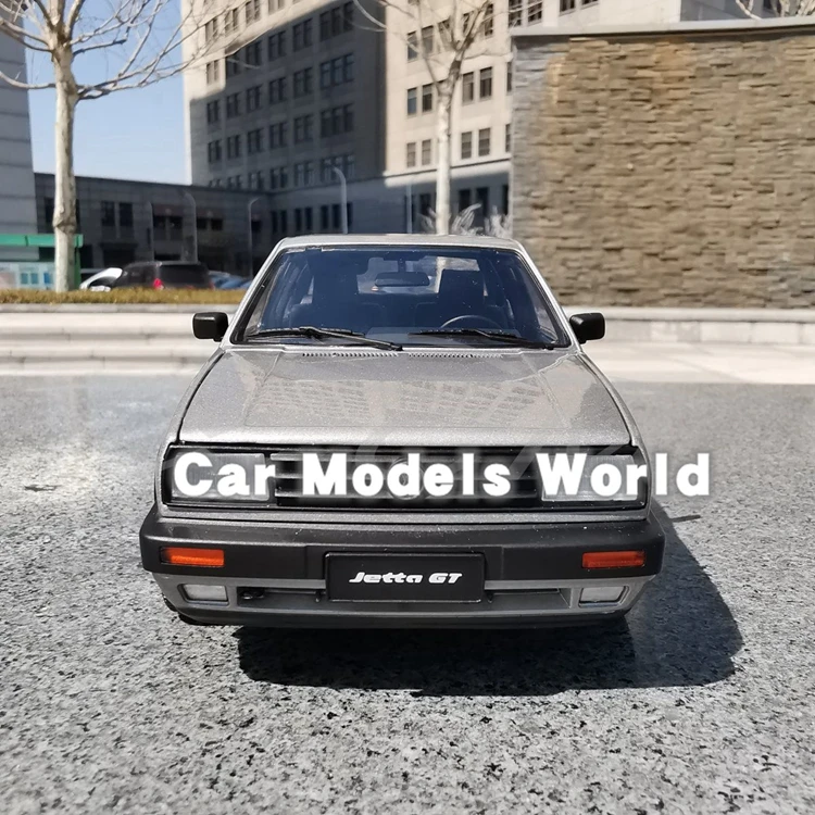 Литая модель автомобиля для старой Jetta(серебро/серый)+ маленький подарок