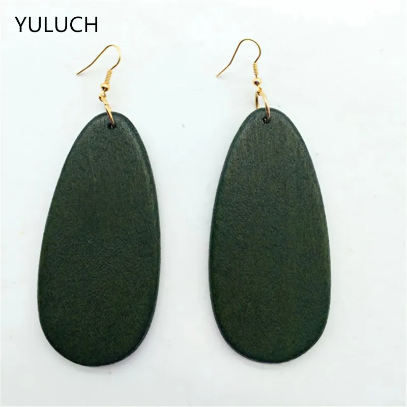 Пара коричневых серьги из натуральной древесины в африканском стиле ручной