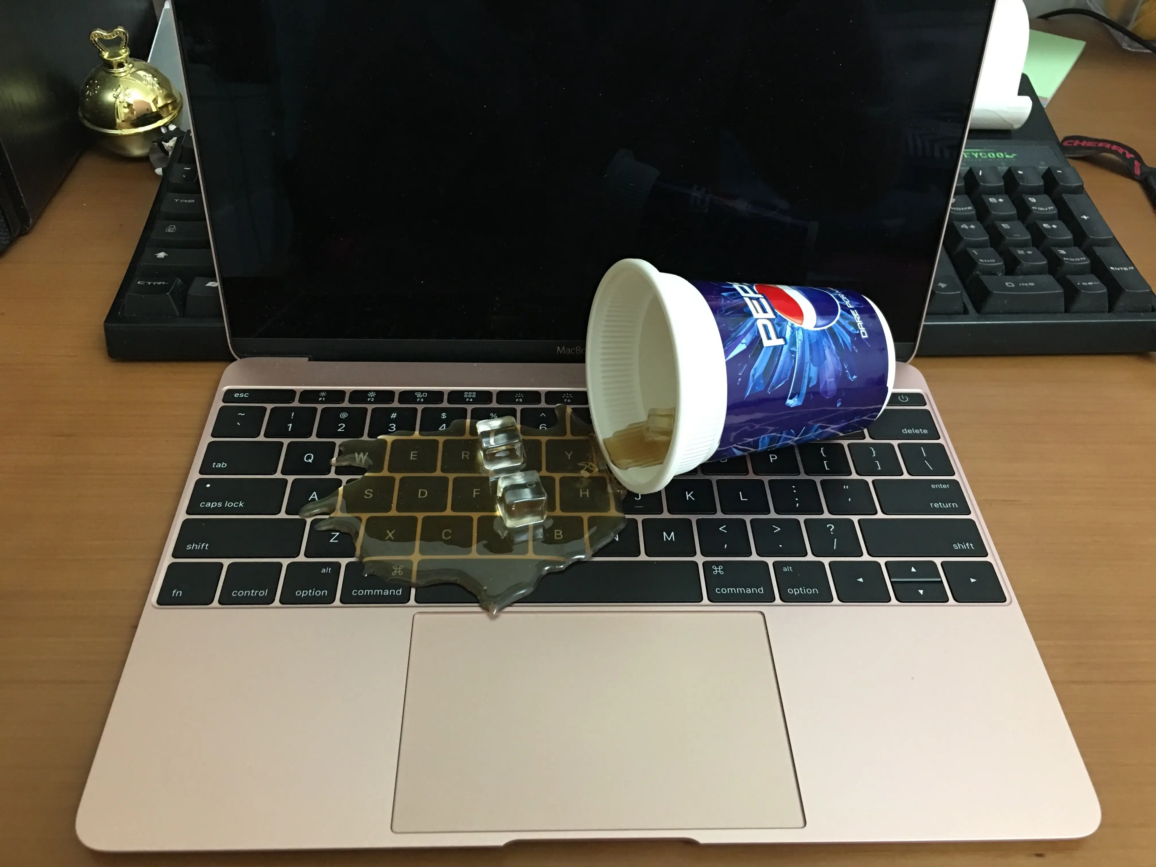 Overturned cola cups Забавный день первоклассников, пластиковые игрушки для розыгрышей, злой подделка, шутка, ручная работа, перевернутая чашка, гаджеты, кронштейн для телефона, игрушка, твист, подарок - Цвет: Overturned cola cups