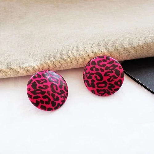Розовые милые простые темпераментные круглые серьги гвоздики с леопардовым
