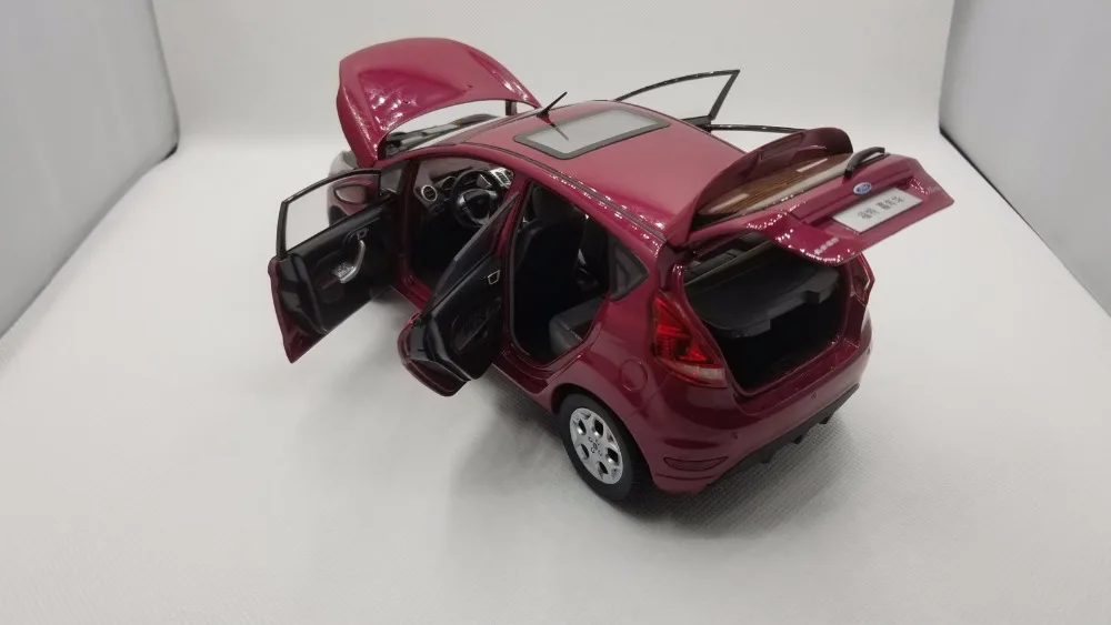 1:18 литая модель для Ford Fiesta 2011 Фиолетовый Красный хэтчбек игрушечный автомобиль миниатюрная Коллекция подарков
