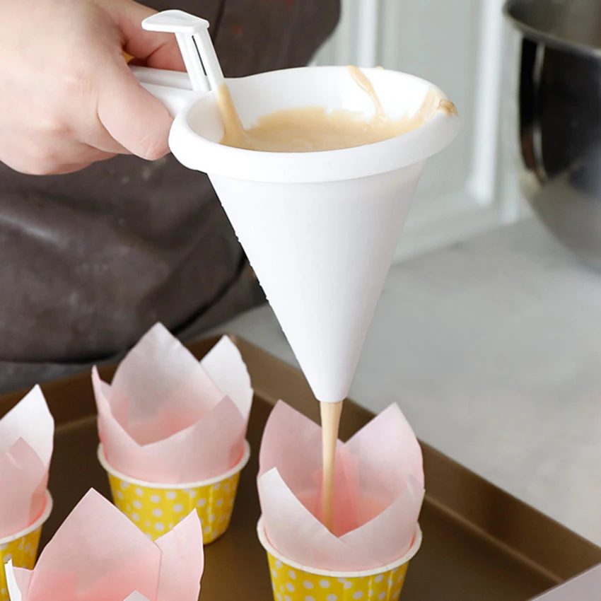 

Adjustable Chocolate Funnel for Baking Cake Decorating Tools Easy Operating Candy Funnel Handheld Cupcake Pancake Baking Funnel