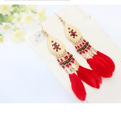 Женские длинные сережки-подвески в стиле бохо с перьями и белыми бусинами для