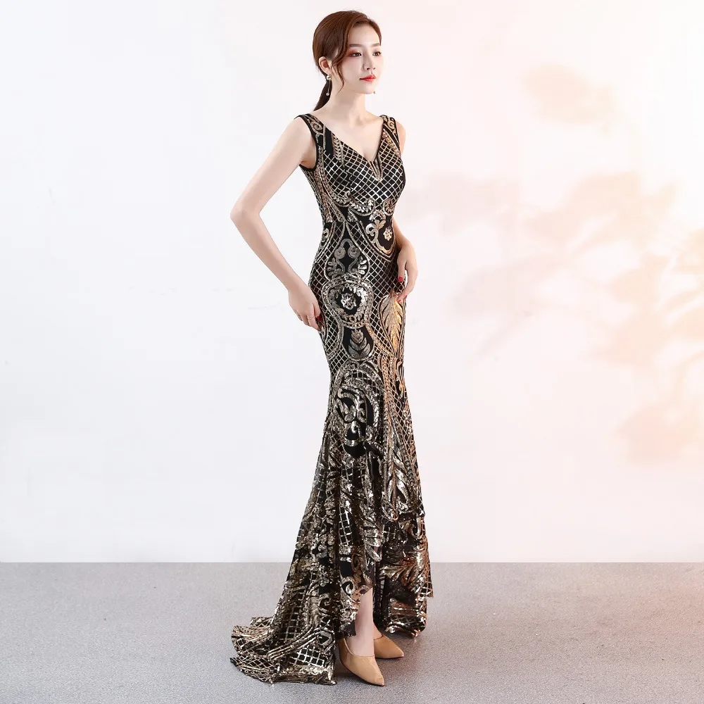 Золотистое платье правильной геометрической формы с блестками v образным