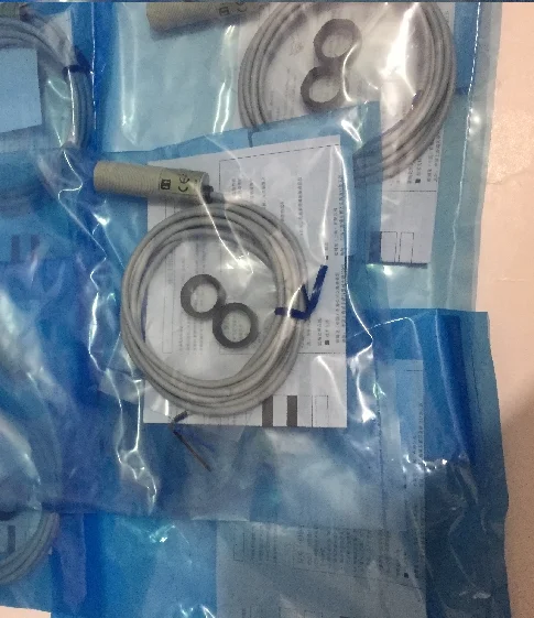 

1 pcs E3F2 - DS30B4 Sensors