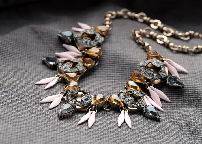 Оптовая цена винтажное женское вечерние жерелье из акрилового стекла под