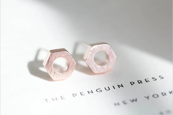 

Fashion classic bolt stud earrings