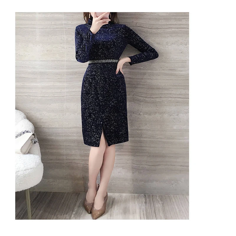 Женское приталенное платье длинное облегающее с круглым вырезом и длинным